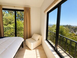 2 bedrooms, iron/ironing board, WiFi, bed sheets - Modern Silver Lake Hillside retreat near by Dodger Stadium Stair Street Access (Los Angeles)
