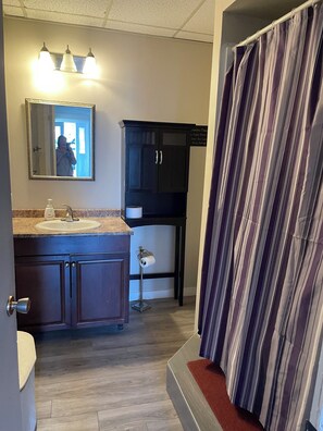 Toilet paper - 3 bedroom lakefront cottage sleeps 9 (Port Rowan)