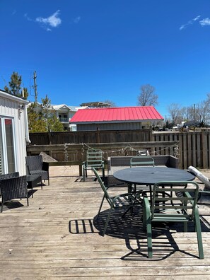 Outdoor dining - 3 bedroom lakefront cottage sleeps 9 (Port Rowan)