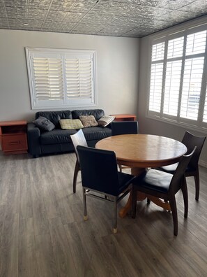 Dining - 3 bedroom lakefront cottage sleeps 9 (Port Rowan)
