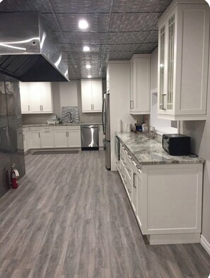 Fridge, microwave, oven, stovetop - 3 bedroom lakefront cottage sleeps 9 (Port Rowan)