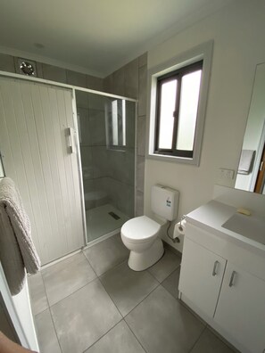 Shower, towels, soap, toilet paper - Modern comfort in a perfect location (East Bairnsdale)