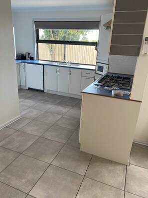 Private kitchen - Modern comfort in a perfect location (East Bairnsdale)
