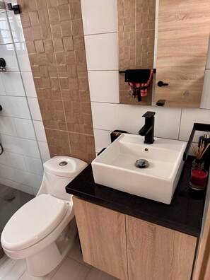 Haartrockner, Handtücher, Seife, Toilettenpapier