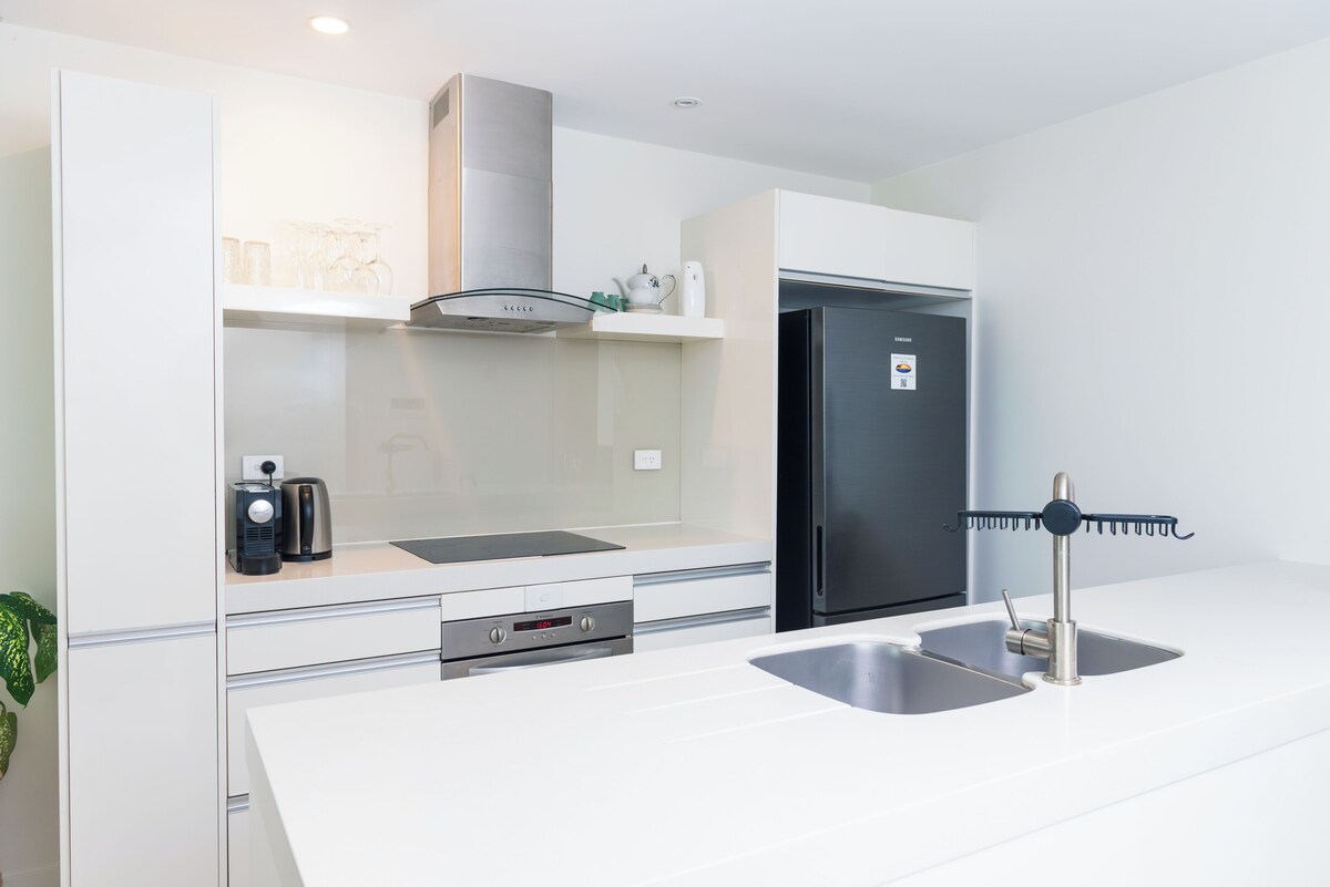 2-bedroom hotel apartment for Family of 5 with Darwin city and harbour views