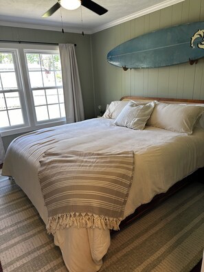 3 bedrooms, WiFi, bed sheets - Walk to the beach! Charming 3-bedroom in historic cottage district; fenced yard. (Spring Lake)