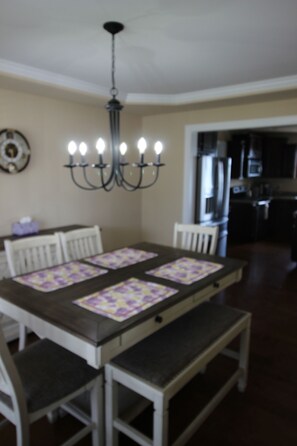 Dining - Spacious 4-bedroom house in Mechanicsburg with AC; close to Harrisburg & Hershey (Mechanicsburg)