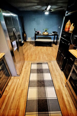 Frigorífico, microondas, horno y placa de cocina
