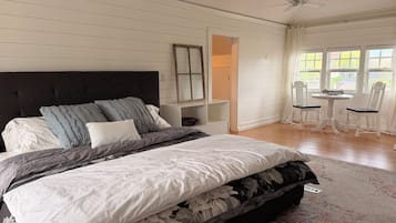 3 bedrooms, desk, iron/ironing board, travel crib