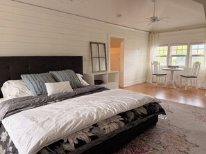 Iron/ironing board, bed sheets