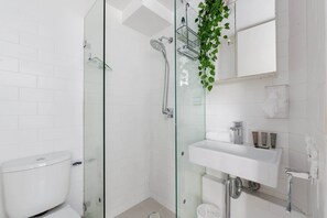 Shower, towels, shampoo - Rooftop-Pool Studio Stay in Bondi (Bondi)