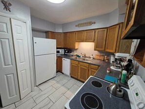 Frigorífico, microondas, horno y placa de cocina