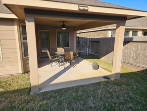 Outdoor dining - Peaceful Retreat for Travel Nurses & Corporate Stays (Spring)