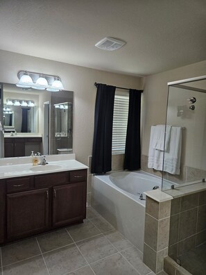Shower, jetted bath - Peaceful Retreat for Travel Nurses & Corporate Stays (Spring)