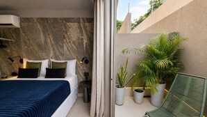 A modern bedroom with a large bed, bedside lamps, and a view of a balcony with potted plants. - Setai Garden Yatch  (João Pessoa)