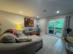 Ein Wohnzimmer mit einer Couch, einem Couchtisch und einem Gemälde an der Wand.