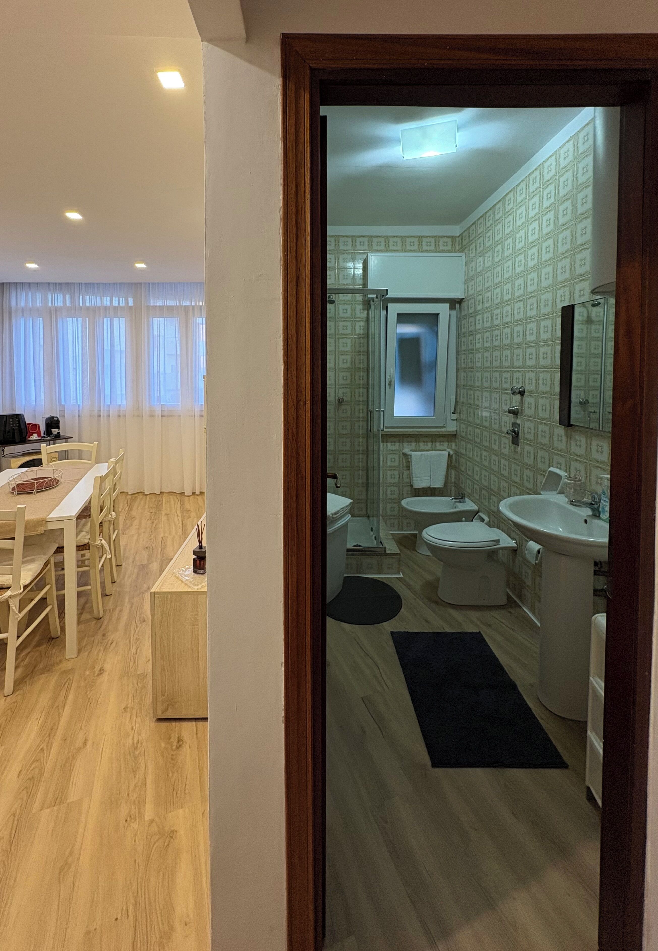 Doccia, asciugacapelli, bidet, asciugamani