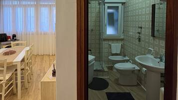 Doccia, asciugacapelli, bidet, asciugamani