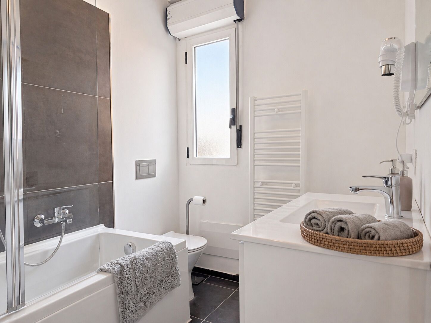 Secadora de cabello, bidet, toallas, jabón 