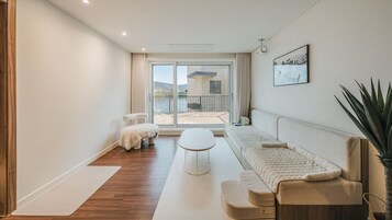 Quarto básico, 1 quarto (Blue Room (1F, Pet-Friendly + Private) | 1 quarto, Wi-Fi de cortesia