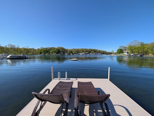 LAKE JAMES Beautiful 4-bedroom cottage with Swimming, AC