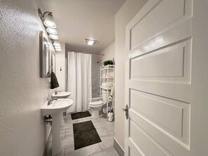 Shower, towels - 3BR Sleep 8 Amarillo Tech + Data Ctr + Hosp Stays (Amarillo)