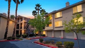 Exterior - Vista X - Full remodeled 2 BR 2 BTH w/ 1 Car garage GATED PRIME LOCATION (Las Vegas)