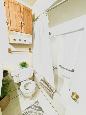 Towels, soap, toilet paper - Cozy and spacious house for the family! (Burnaby)