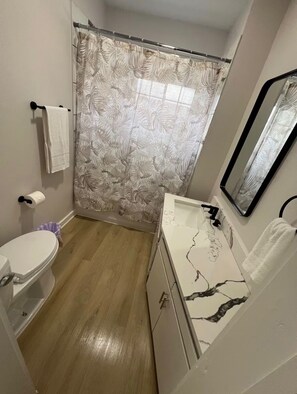 Shower, hair dryer, towels, toilet paper - 5BR Houston Stay near Hobby Airport - Ideal for families 2 King Master Suites (Houston)