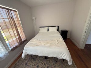 Iron/ironing board, WiFi, bed sheets - 5BR Houston Stay near Hobby Airport - Ideal for families 2 King Master Suites (Houston)