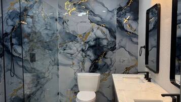 Douche, sĂšche-cheveux, serviettes fournies, papier toilette