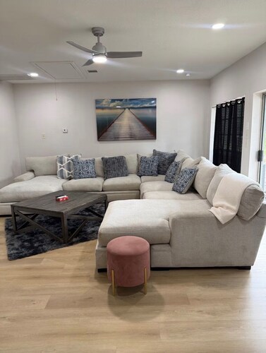 5BR Houston Stay near Hobby Airport - Ideal for families 2 King Master Suites