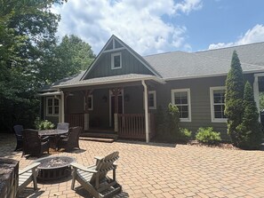 Outdoor dining - Peaceful perfection! 4-bedroom mountain lake house on Lake Adger. Near Lake Lure (Mill Spring)