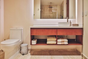 Apartamento família, vista para o jardim | Banheiro | Chuveiro, toalhas de banho, sabonete, shampoo