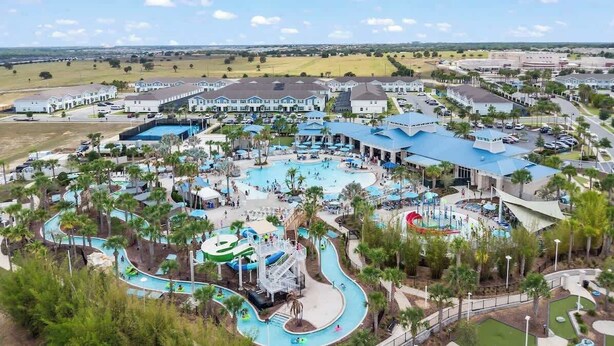 Een resort met diverse zwembaden, een waterpark en een groot gebouwencomplex.