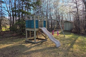 Children’s area - Lac La Biche Lakefront 5BR Cottage • Private Sandy Beach • Huge Yard (Lac la Biche)