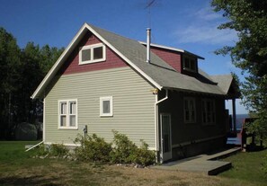 Exterior - Lac La Biche Lakefront 5BR Cottage • Private Sandy Beach • Huge Yard (Lac la Biche)