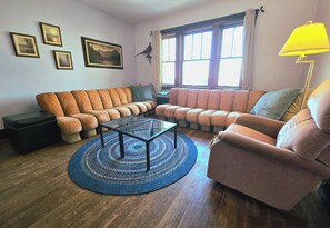 Una televisión, libros