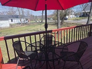 Outdoor dining - Bison's Bungalow.  3bd/2bath walking distance to downtown (Bloomington)