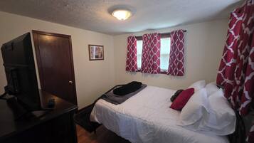 3 bedrooms, iron/ironing board, WiFi, bed sheets