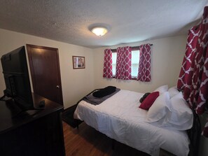3 bedrooms, iron/ironing board, WiFi, bed sheets - Bison's Bungalow.  3bd/2bath walking distance to downtown (Bloomington)