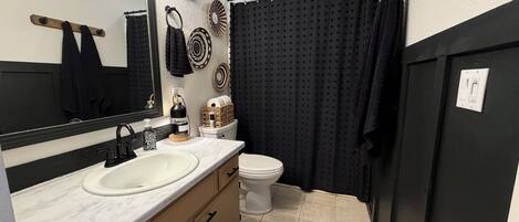 Serviettes fournies, papier toilette