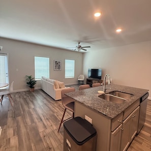 Interior - Spacious 3-bedroom townhome in charming Oakwood (Oakwood)