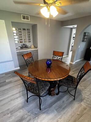Dining - 2-bedroom condo in serene Palm Springs with AC (Palm Springs)