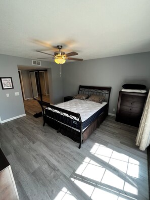 Iron/ironing board, WiFi, bed sheets - 2-bedroom condo in serene Palm Springs with AC (Palm Springs)