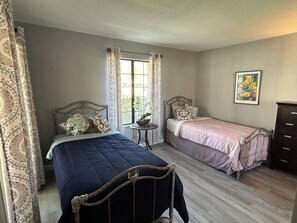 Iron/ironing board, WiFi, bed sheets - 2-bedroom condo in serene Palm Springs with AC (Palm Springs)