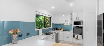 5 minutes to Woorim Beach - Garden of Eden!