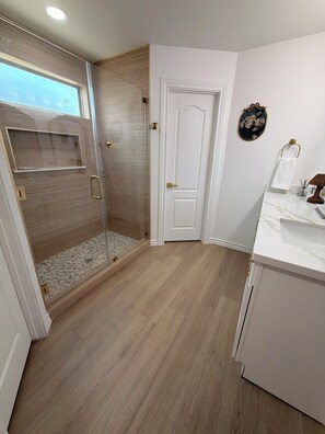 Shower, hair dryer, towels, soap - Luxury Pool Retreat, Mini Golf, 45 min. from South Padre Island (Harlingen)