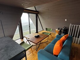 Un interior moderno con una mesa de comedor, sillas, un sofá y una radio.