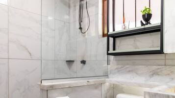 Een bidet, handdoeken, zeep, toiletpapier